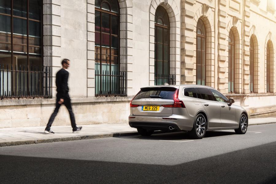  Volvo V60 D4 Momemtum 2018 года  (UK) (фото 30 из 40)
